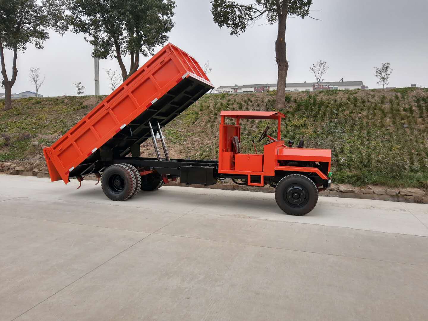 礦用四輪車車燈保護(hù)小竅門(mén)